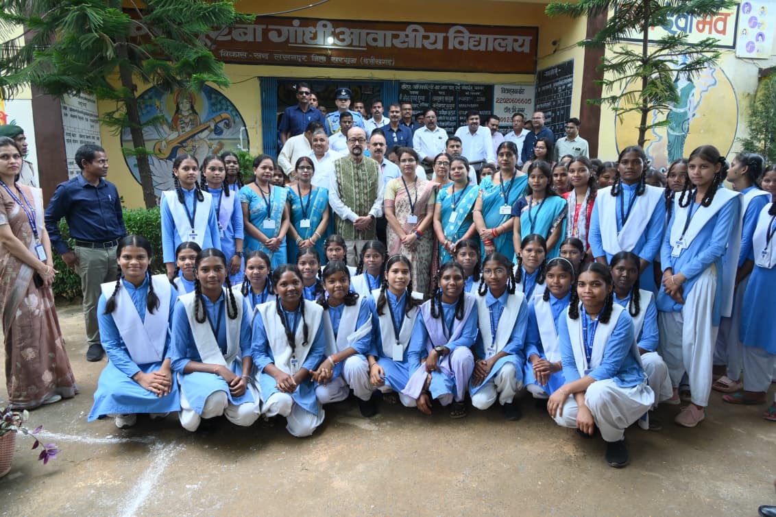 रायपुर : कस्तूरबा गांधी बालिका आवासीय विद्यालय रजपुरीकला पहुंचे राज्यपाल श्री रमेन डेका