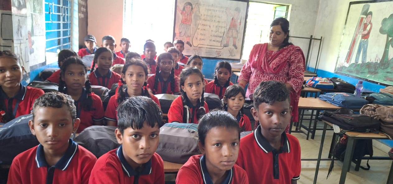 रायपुर : पठियापाली स्कूल में नई शिक्षिका के आने से बदली शिक्षा की तस्वीर