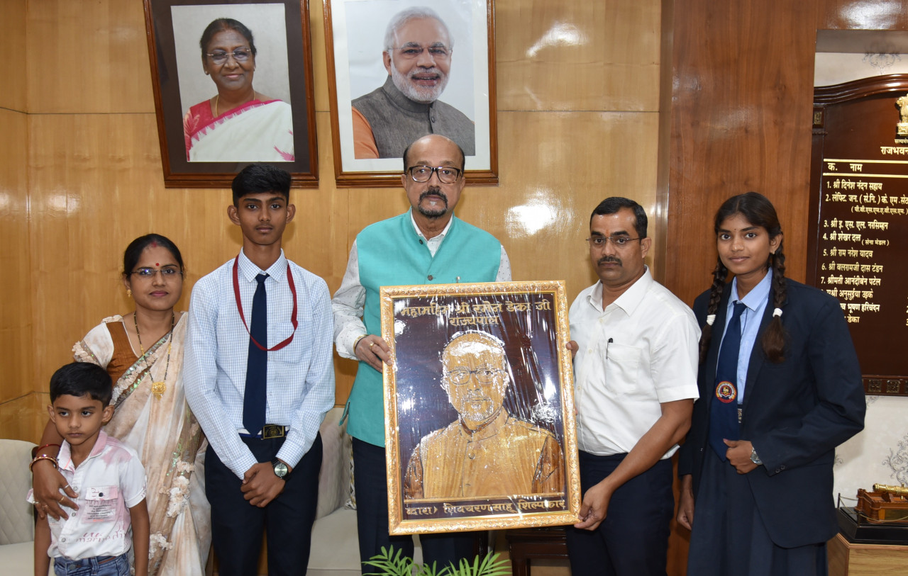 रायपुर : राज्यपाल श्री डेका को मड़ानार स्कूल के बच्चों ने काष्ठ कला से निर्मित पोट्रेट भेंट की