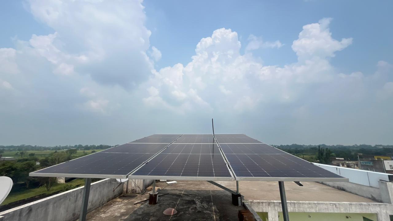 रायपुर : घर की छत से मिल रही ऊर्जा