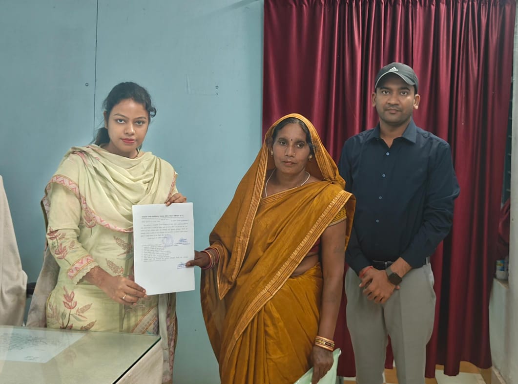 रायपुर : संवेदनशील प्रशासन की मिसाल, दिवंगत कोटवार भूधरदास की पत्नी श्रीमती बासन बाई को सिर्फ 20 दिनों में मिली कोटवारी की जिम्मेदारी
