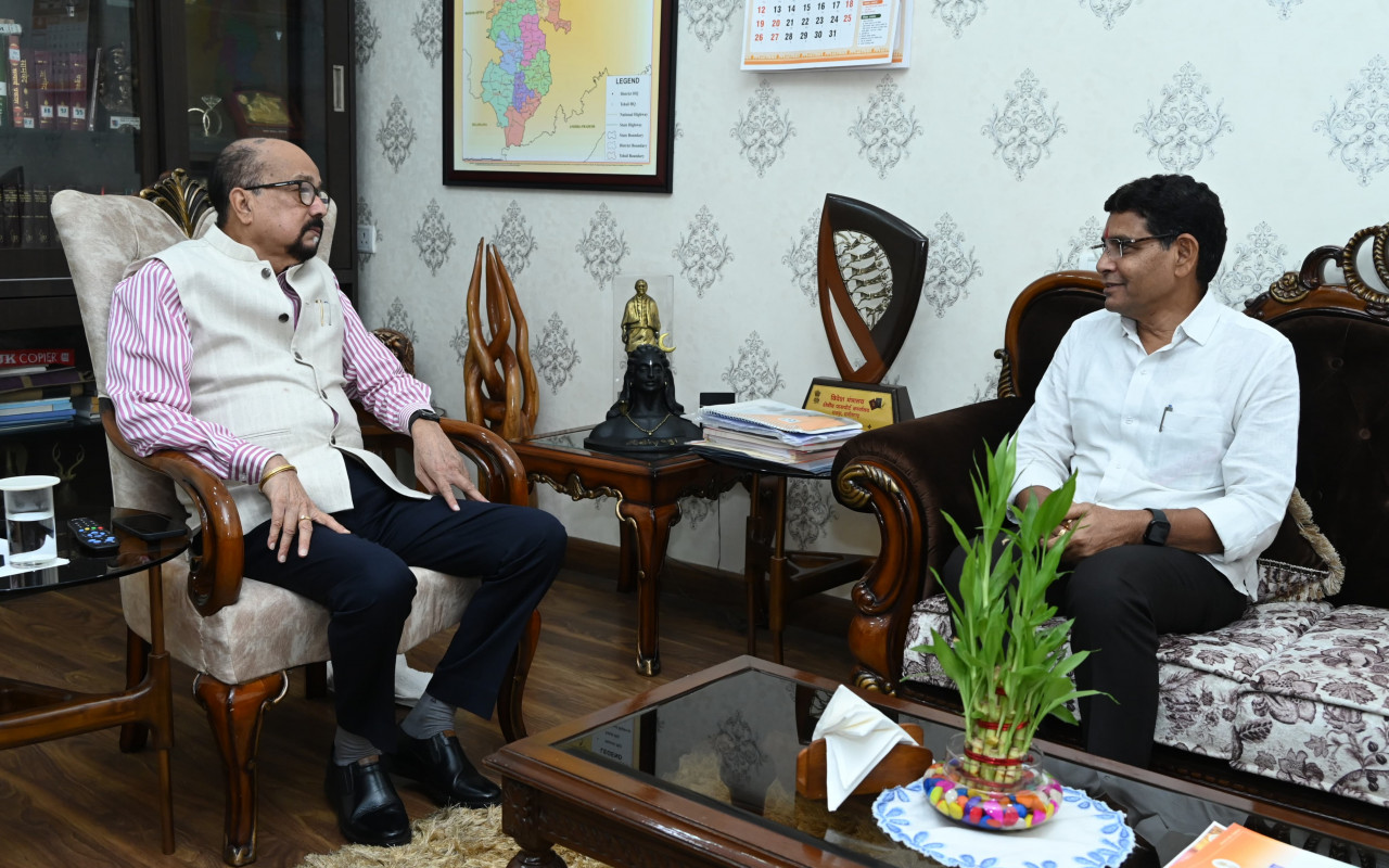 रायपुर : राज्यपाल श्री डेका से मंत्री श्री वर्मा ने सौजन्य भेंट की