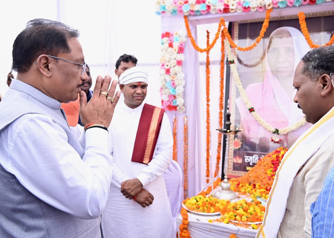 रायपुर : मुख्यमंत्री श्री विष्णु देव साय ने दिवंगत चन्दन बाई जी को दी श्रद्धांजलि:शोक संतप्त परिवार से मिलकर व्यक्त की संवेदना