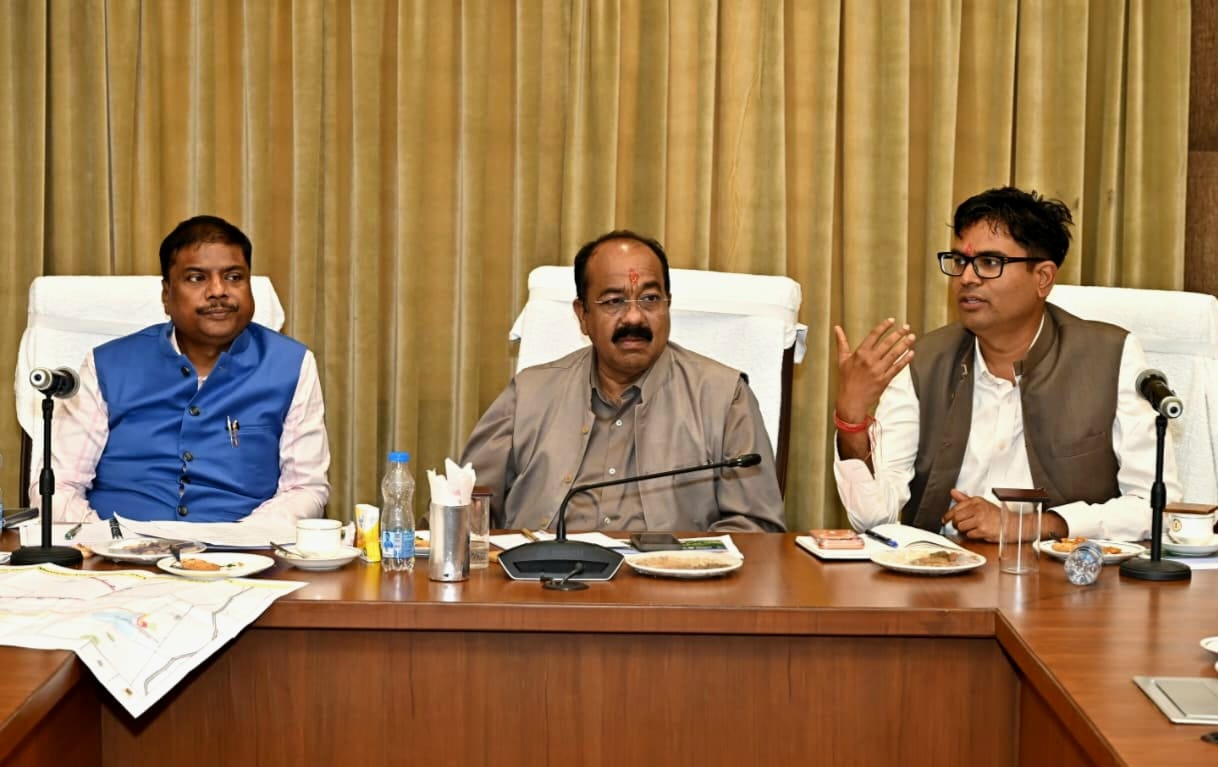 रायपुर : उप मुख्यमंत्री श्री अरुण साव ने वन एवं पर्यावरण मंत्री श्री केदार कश्यप और वित्त मंत्री श्री ओ.पी. चौधरी के साथ राज्योत्सव व प्रधानमंत्री के नवा रायपुर प्रवास की तैयारियों की समीक्षा की