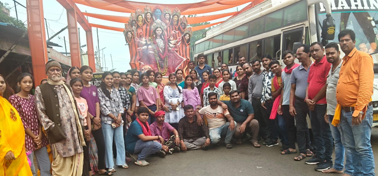 बस स्टैंड हरदीबाजार के दुर्गा मैया की प्रतिमा का बड़े ही धूमधाम व गाजे बाजे के साथ नम आँखों से हुआ विसर्जन