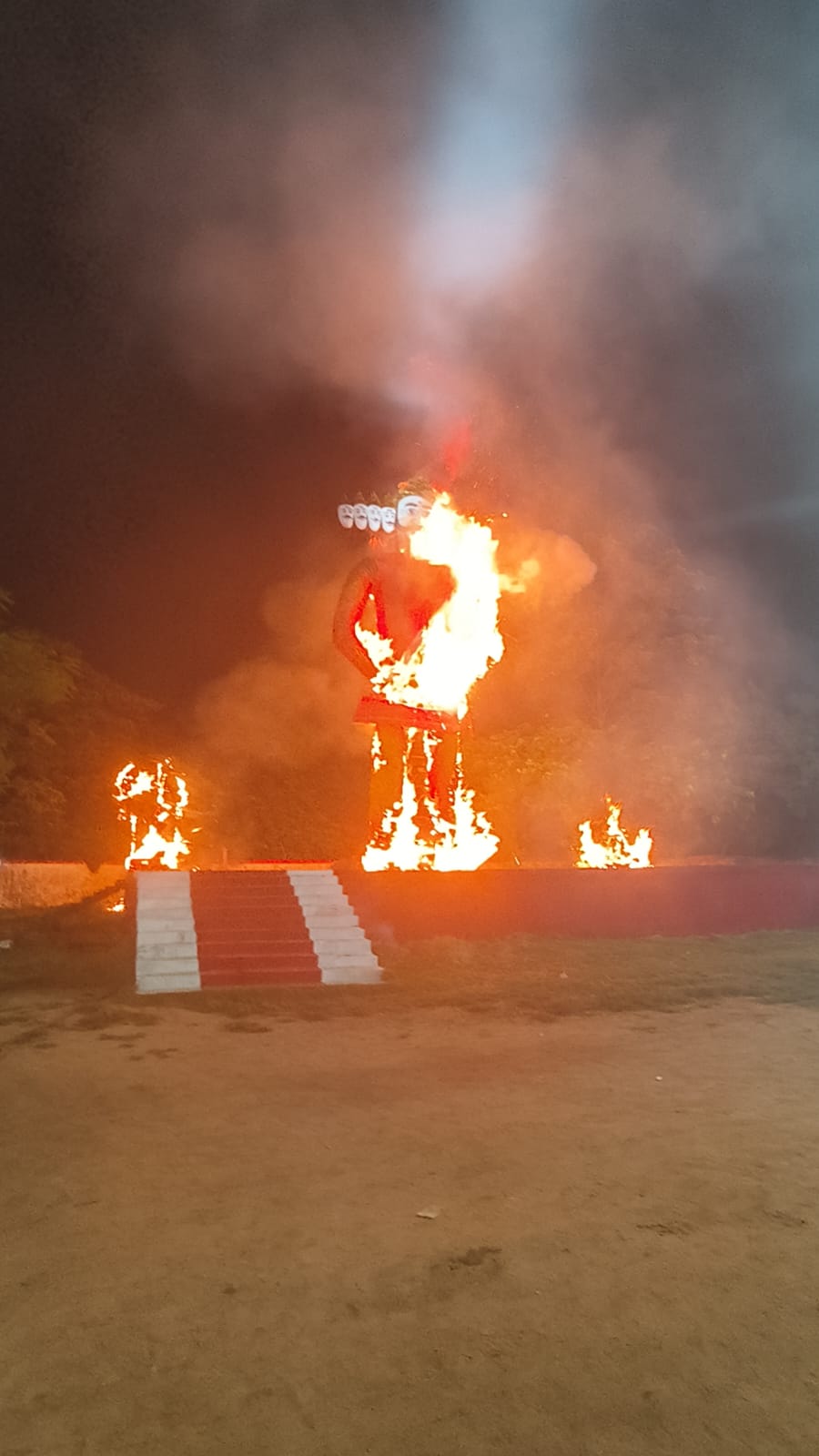 हिंदुस्तानी सेवा समाज द्वारा रेलवे नॉर्थ ईस्ट इंस्टिट्यूट में 65 फीट ऊंची रावण दहन एवं कुंभकरण मेघनाथ का भी दहन किया गया