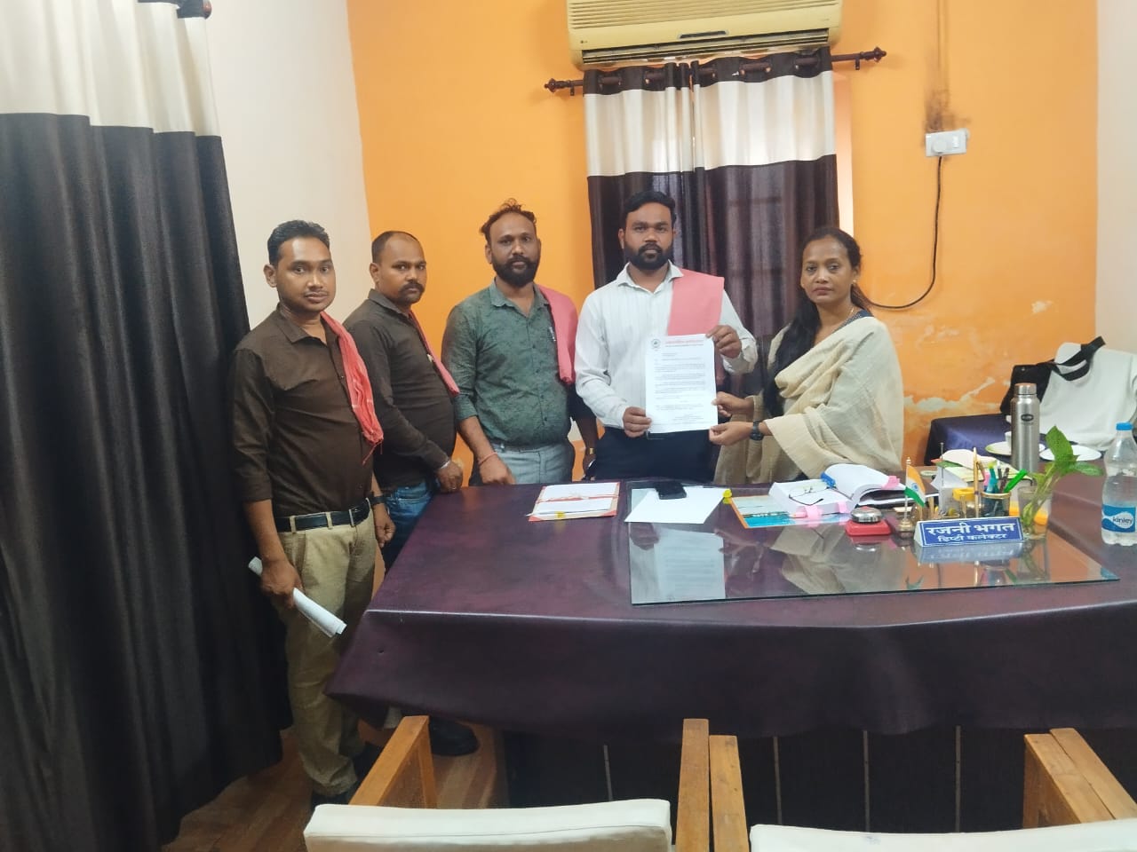 बिलासपुर शहर की खराब सड़कों की मरम्मत को लेकर जोहार छत्तीसगढ़ पार्टी ने खोला मोर्चा, जिला प्रशासन को सौंपा ज्ञापन