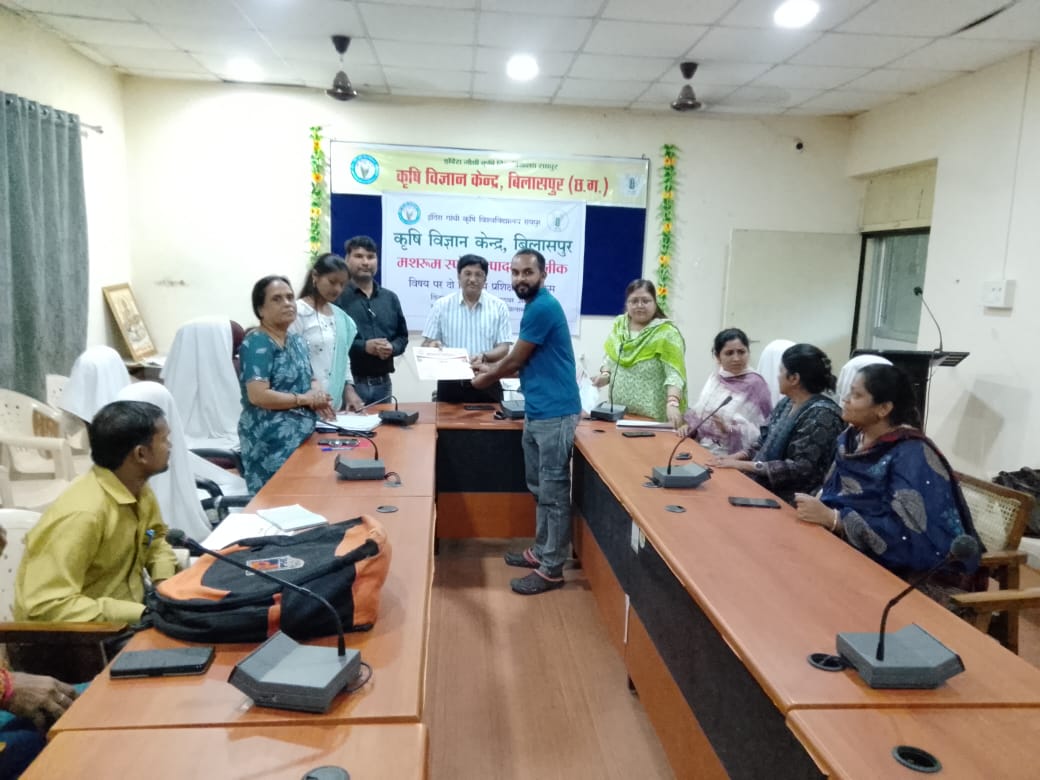 मशरूम स्पॉन उत्पादन तकनीक विषय पर दो दिवसीय कृषक प्रशिक्षण