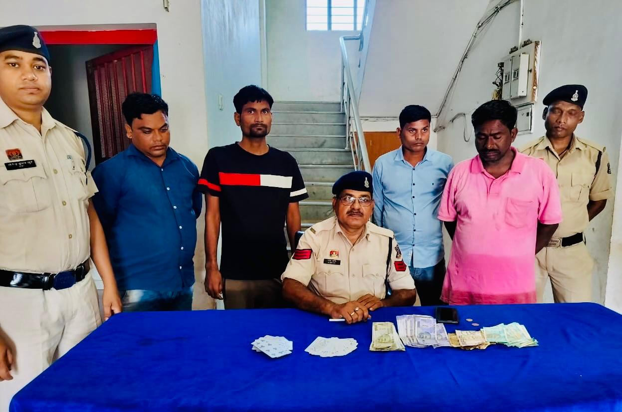 ग्राम सेवार के तालाब पार में लगा था जुए का फड़, 04 जुआडियो को जुआ खेलते चकरभाठा पुलिस द्वारा पकड़ कर नगदी एवं 52 पत्ती तास किया गया जप्त