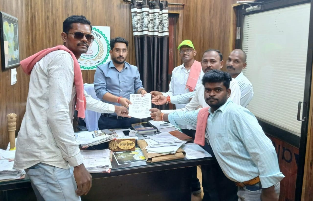 कोटा ब्लॉक के कोनचरा गांव में स्कूल शिक्षकों की कमी को लेकर छत्तीसगढ़िया क्रांति सेना देंगे एक दिवसीय धरना प्रदर्शन, SDM कोटा को सौंपा ज्ञापन दी जानकारी