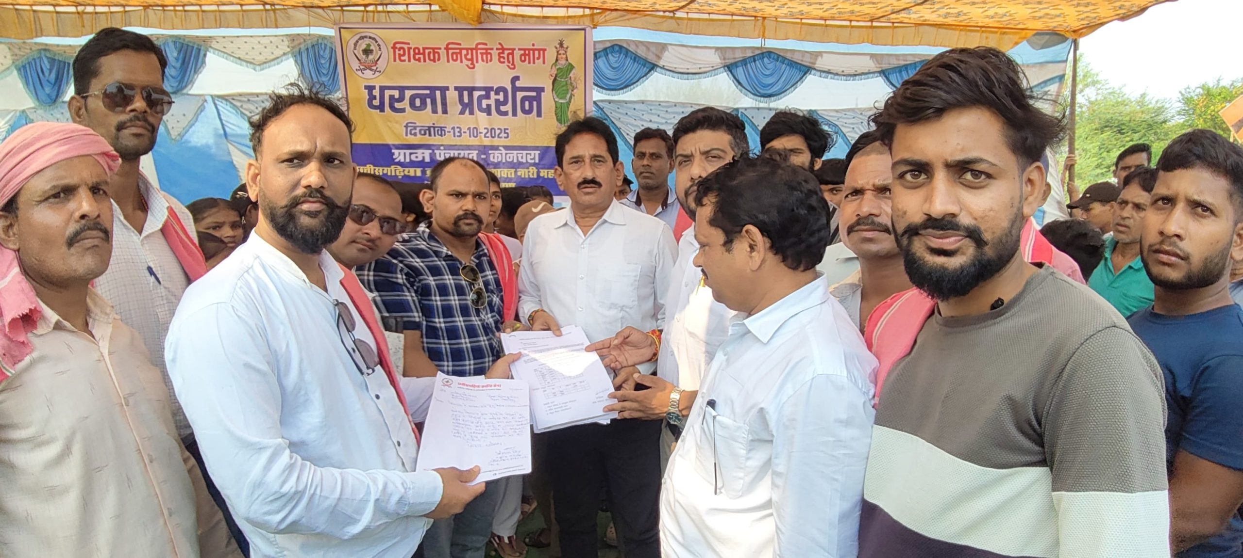 छत्तीसगढ़िया क्रांति सेना ने शिक्षक की मांग को लेकर किया धरना प्रदर्शन, प्रशासन ने 2 घंटे के अंदर शिक्षक की व्यवस्था की-