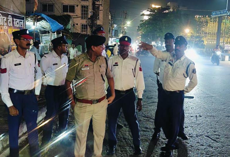 आगामी दीपावली पर्व को दृष्टिगत रखते हुए यातायात पुलिस बिलासपुर के द्वारा वाहन चालकों से यातायात नियमों का संवेदनशीलता और गंभीरता के साथ पालन करने का किया आह्वान…इस दौरान डायवर्सन, नो एंट्री, पार्किंग, एकांगी मार्ग आदि निर्देशों का अनुसरण करने किया गया है आम नागरिकों से अपील