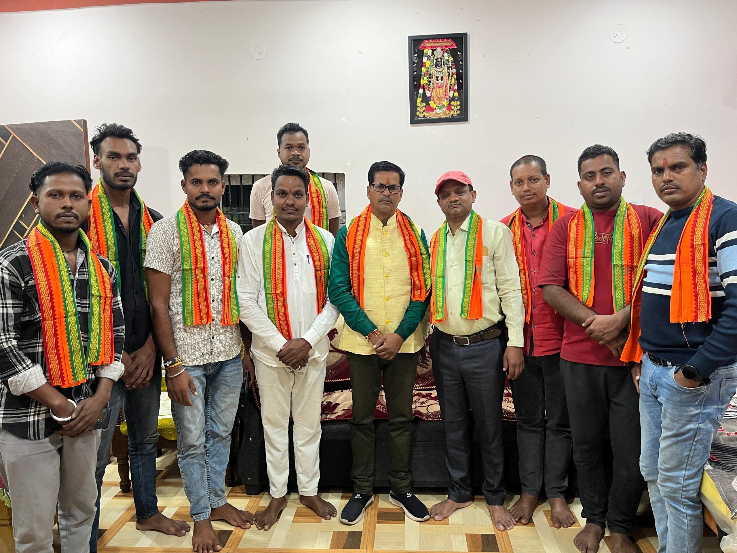 धतुरा में भाजपा नेता दुर्गेश कश्यप ने बुजुर्गों को वस्त्र दान एवं युवाओं को भगवा गमछा भेंट कर मनाया जन्मदिन