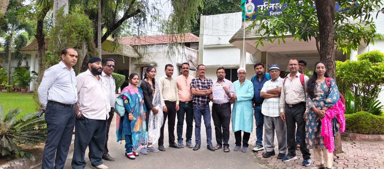 लोरमी के पत्रकार व उनके परिवार पर हमले के विरोध में कड़ी कार्रवाई के लिए छत्तीसगढ़ प्रखर पत्रकार महासंघ ने पुलिस महानिरीक्षक बिलासपुर को सौंपा ज्ञापन