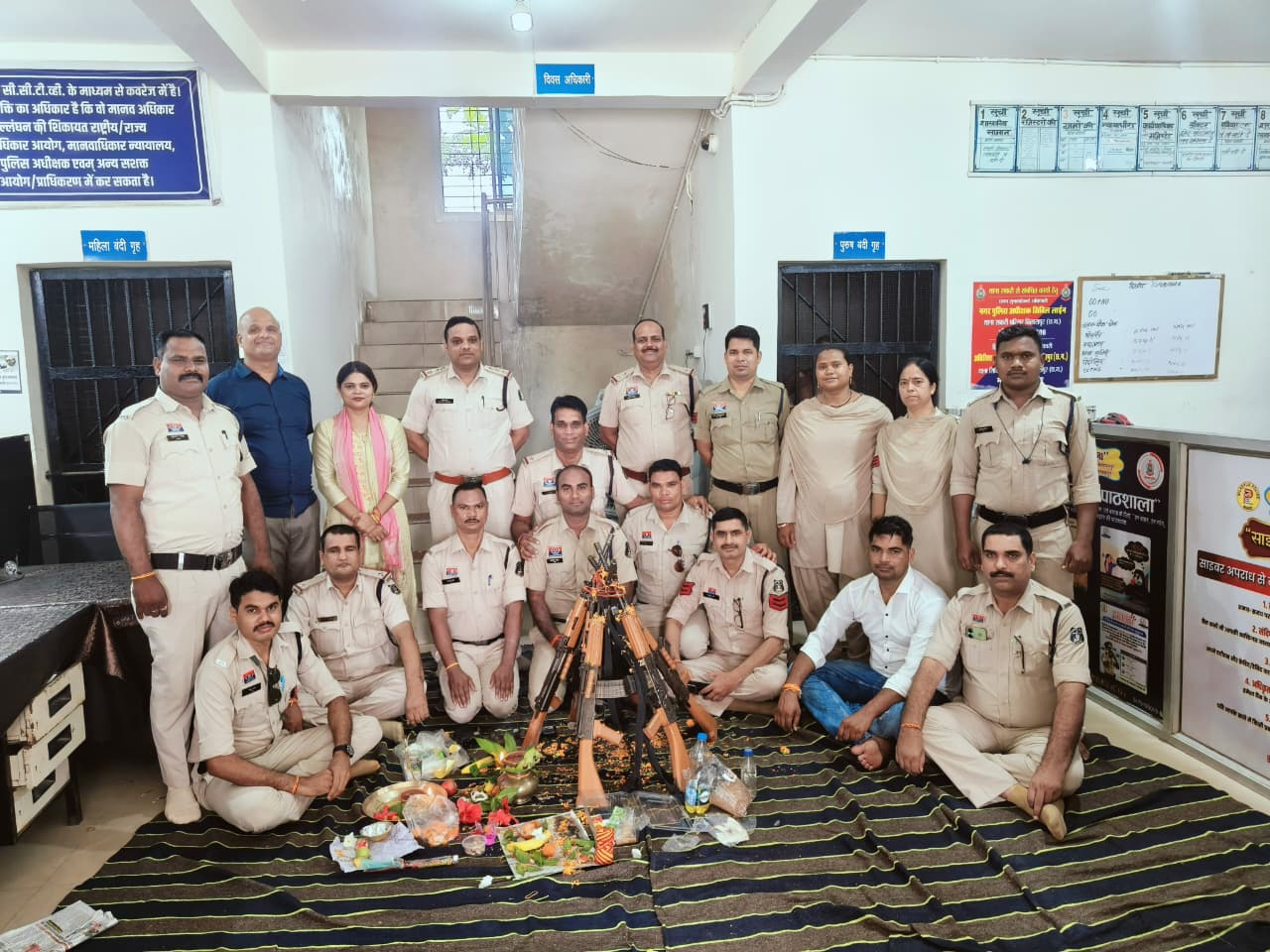 विजया दशमी पर सकरी थाना में शस्त्र पूजा, थाना प्रभारी ने किया शांति व्यवस्था का आह्वान