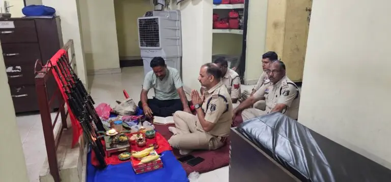 कुसमुंडा थाना में आज विजयदशमी के अवसर पर शस्त्र पूजा किया गया