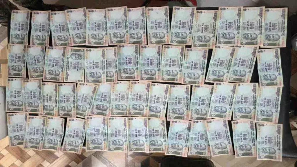 नकली नोट खपा रहे दो लड़के गिरफ्तार, 53 जाली करेंसी बरामद   कांकेर. नकली नोट खपाने की फिराक में घूम रहे दो नाबालिगों को कांकेर पुलिस ने पकड़ा है।