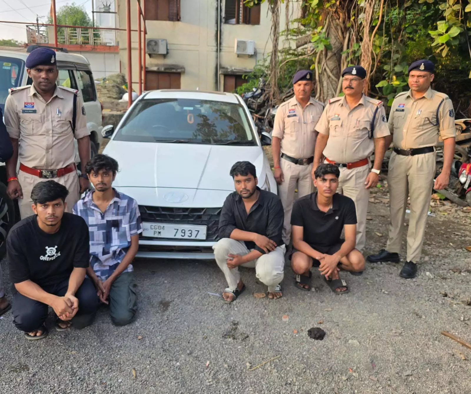 Raipur Breaking: कार में स्टंटबाजी करने वाले चार युवक गिरफ्तार