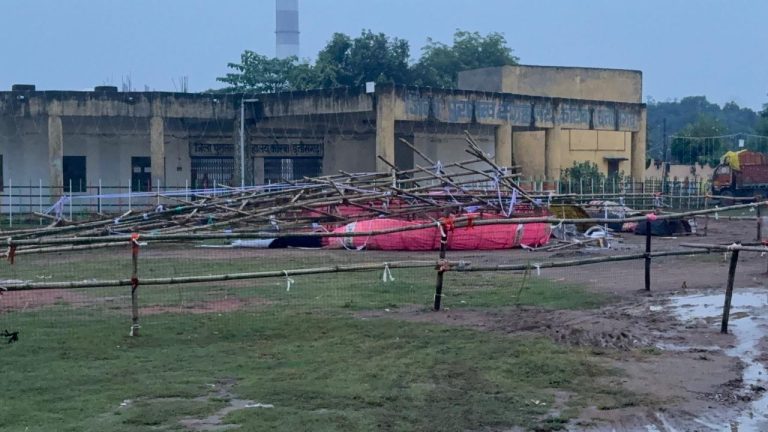 कोरबा  बारिश से नगर निगम द्वारा आयोजित रामलीला का रावण पुतला धराशाई, पुनर्निर्माण की तैयारी तेज