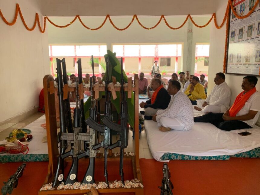 पुलिस लाइन कोरबा में दशहरा पर्व के अवसर पर पुलिस अधीक्षक ने की शस्त्र पूजा,