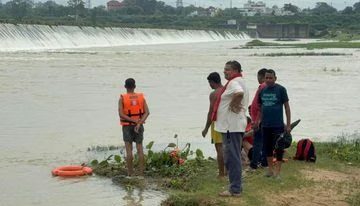 कोरबा: बड़े भाई को बचाने डैम में कूदा छोटा भाई, तेज बहाव में बहा; नगर सेना की टीम कर रही तलाश।