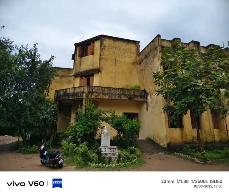 कोरबा जिला के सर्वमंगला मंदिर से आगे ग्राम पड़निया हाईस्कूल भवन बहुत ही ज्यादा जर्जर हो चुका है 