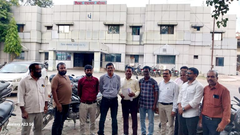 भ्रष्टाचारी सचिव मोहन कौशिक के समर्थन में जिला पंचायत पहुंचा सचिव संघ, पंचायत प्रतिनिधियों की मांग पर जिपं सीईओ ने तानाखार से सचिव को हटाया