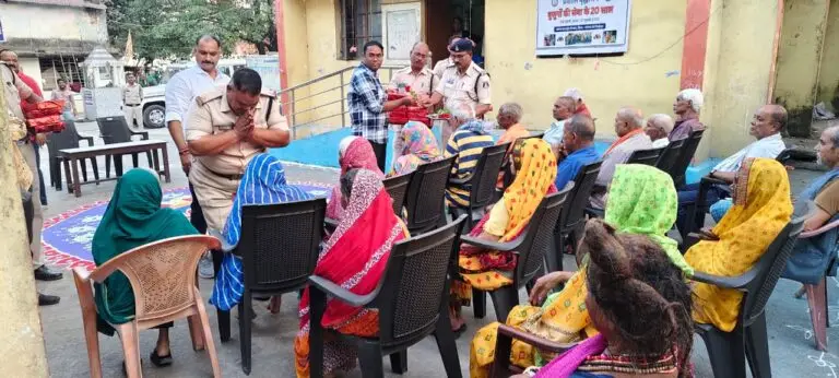 सर्वमंगला पुलिस सहायता केंद्र ने वृद्धाश्रम में बुजुर्गों के साथ मनाई दीपावली