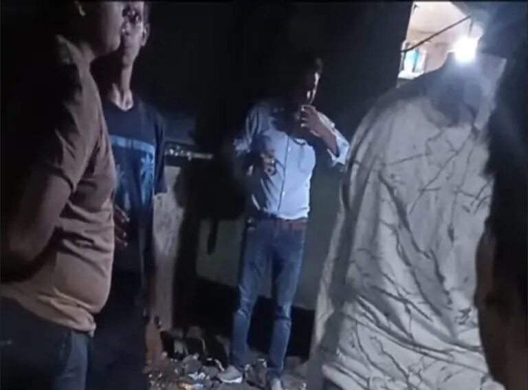 कोरबा: टीपी नगर शराब दुकान पर शराबियों का हंगामा, दुकान के बाहर हुई जमकर मारपीट