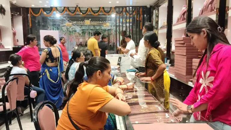 धनतेरस पर 300 करोड़ से अधिक का कारोबार, ग्राहकों से गुलजार रहा कोरबा का बाजार