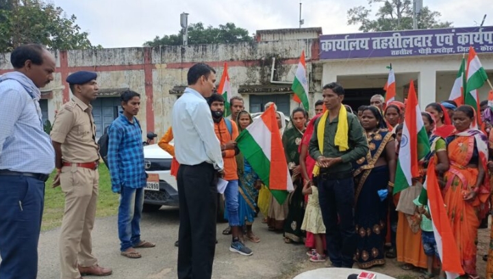 बांगो डुबान के मछुआरों ने मत्स्य महासंघ द्वारा जारी टेंडर प्रक्रिया का विरोध करते हुए रैली निकाली