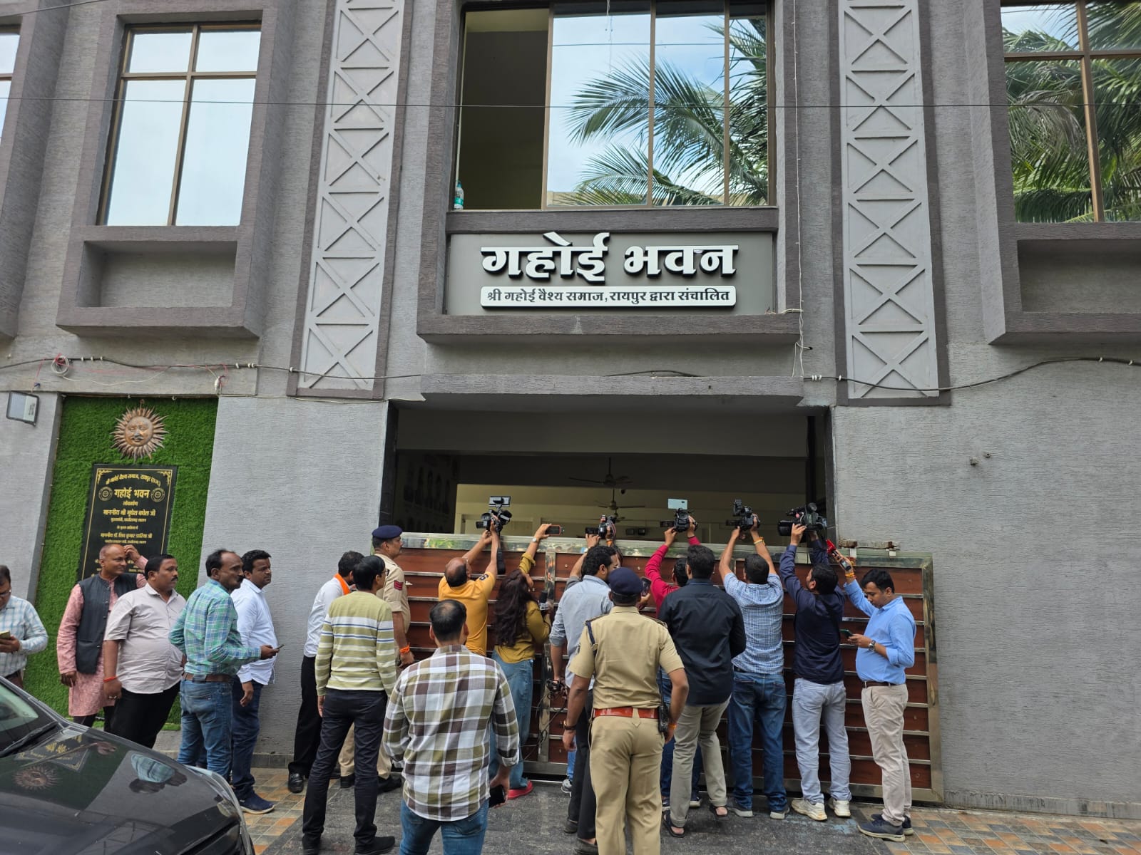 सुशासन की सरकार में पूर्व गृहमंत्री ननकी राम कंवर हुए हाऊस अरेस्ट, एसडीएम डिप्टी कलेक्टर मौजूद..