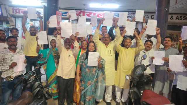 कांग्रेस पार्टी का वोट चोर गद्दी छोड़ हस्ताक्षर अभियान का शुभांरभ कोरबा विधानसभा के निहारिका, कोसाबाड़ी मार्ग पर