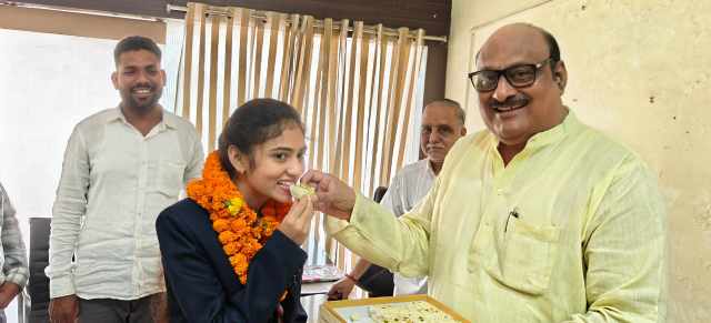 राष्ट्रपति पुरस्कार प्राप्त लखनी साहू से मिले पूर्व मंत्री जयसिंह अग्रवाल, कोरबा और छत्तीसगढ़ का गौरव बताई उपलब्धि