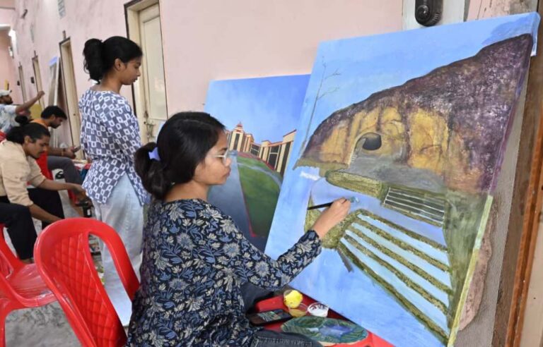 चित्रकारों ने कराया रंगों से छत्तीसगढ दर्शन, दिव्या चंद्रा ने राजिम कुंभ और राजिम के मंदिरों का उकेरा दृश्य