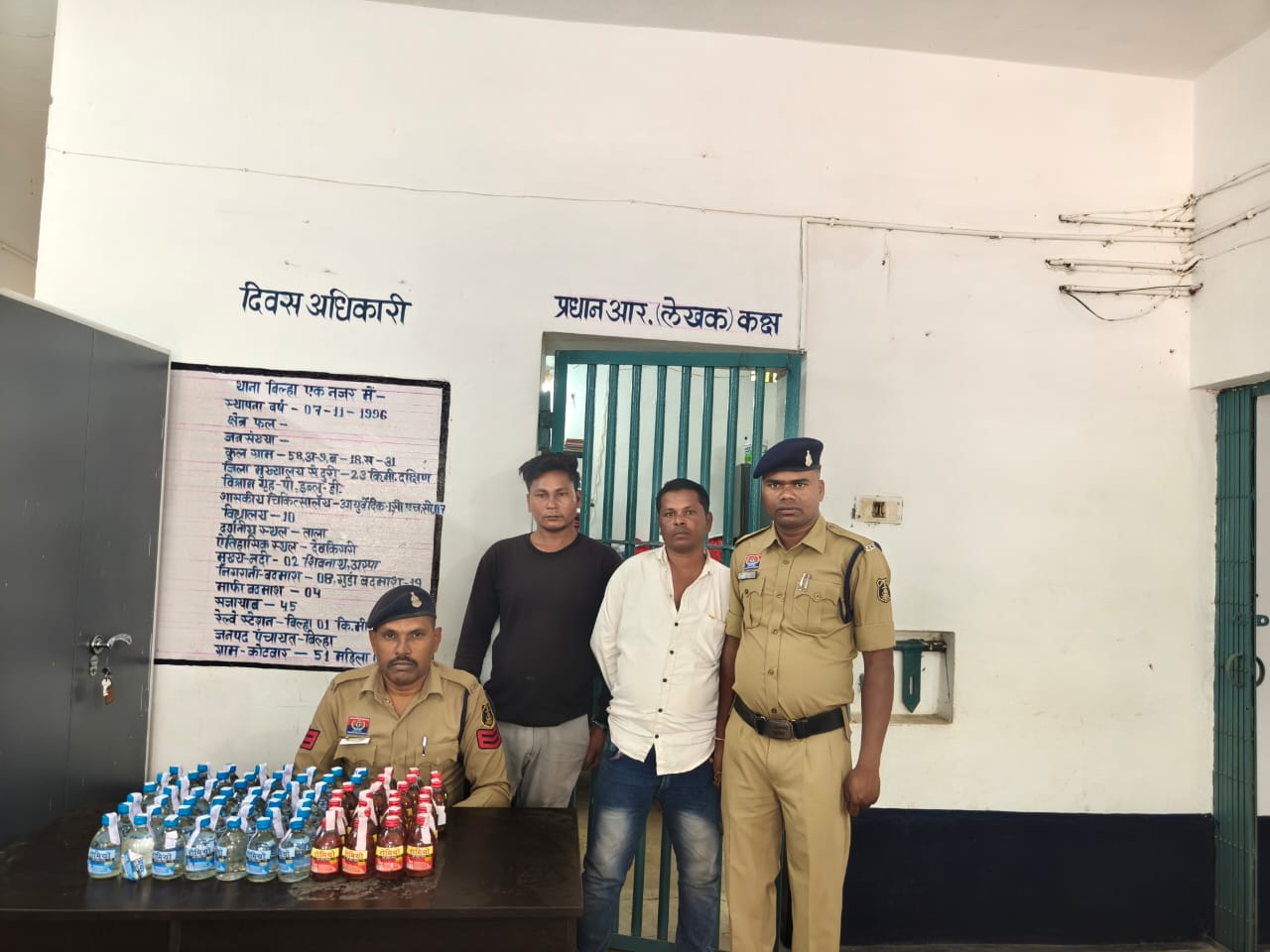 बिल्हा पुलिस ने अवैध शराब परिवहन करने वाले दो आरोपियों को गिरफ्तार कर बड़ी मात्रा में देशी शराब बरामद