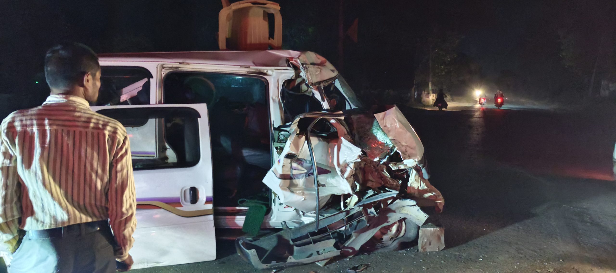 तेज रफ्तार ट्रेलर ने इको को मारी टक्कर उड़े परखच्चे…सीपत के कुली में दर्दनाक सड़क हादसा…बीकॉम छात्र गंभीर रूप से घायल