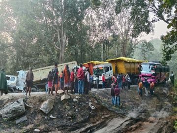 कोरबा: 2 ट्रकों की आमने-सामने भिड़ंत, एक ड्राइवर की मौत, दूसरा गंभीर घायल; मौके पर लगी लोगों की भीड़