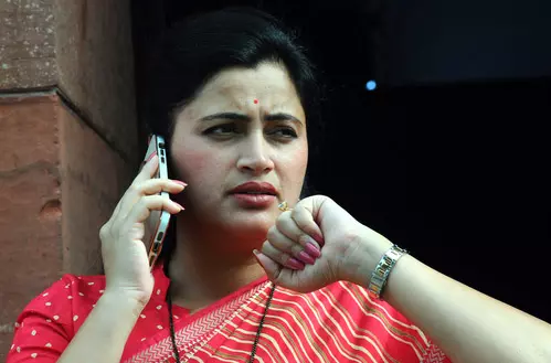 पूर्व सांसद नवनीत राणा को आठ दिनों में दूसरी बार मिली बम से उड़ाने की धमकी