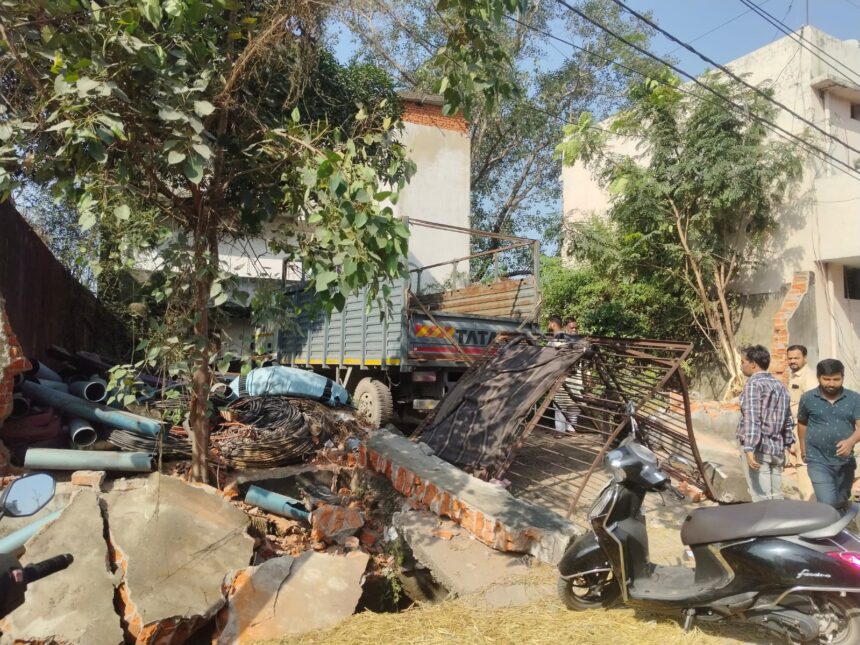 KORBA BREAK: JCB से दीवार तोड़कर लाखों की चोरी