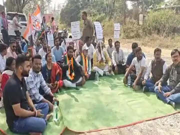 कोरबा: बदहाल सड़कों को लेकर कांग्रेस ने किया प्रदर्शन, नेता प्रतिपक्ष बोले- ‘निगम के 900-DMF के 600 करोड़ के बावजूद सड़कों की हालत खराब’