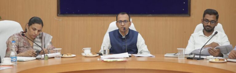 विभागीय कार्यों की समीक्षा बैठक में कलेक्टर अजीत वसंत ने दिए त्वरित निराकरण और पारदर्शिता के निर्देश