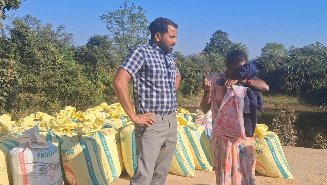 धान खरीदी केंद्र पर अव्यवस्था का आलम: महिला किसान का छलका दर्द, धान वापस लेने से प्रबंधन का इंकार