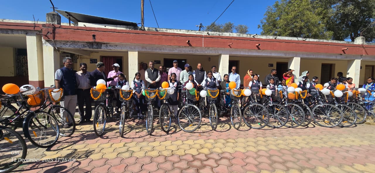 सरस्वती साइकिल योजना के तहत विद्यार्थियों को साइकिल वितरण…आंध्र समाज स्कूल, बुधवारी बाजार, रेलवे परिक्षेत्र, बिलासपुर