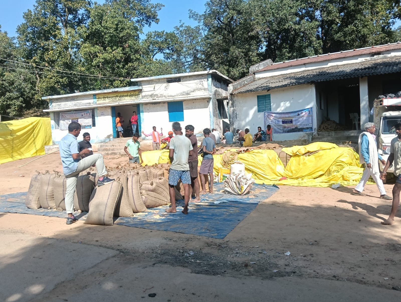 प्रतिदिन खरीदी लिमिट कम होने से आ रही है धान खरीदी में दिक्कत,किसानों और प्रबंधक की बढ़ी परेशानी समय से पहले होगा टारगेट..