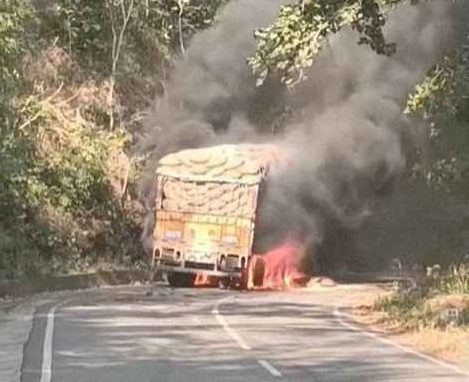 CG NEWS : मक्के से भरी ट्रक में लगी आग, चलती ट्रक से कूदा ड्राइवर