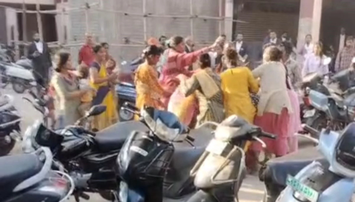 रायपुर कोर्ट परिसर में दो महिला गुटों के बीच भयंकर मारपीट, अफरा-तफरी का माहौल