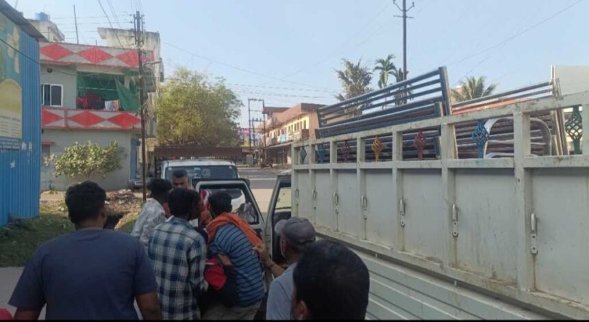 बिना ड्राइवर के दौड़ी पिकअप,एक राहगीर को गंभीर रूप से घायल करते हुए बिजली के खंभे से टकराकर रुकी पिकअप, मामला पंडित रविशंकर शुक्ला नगर का