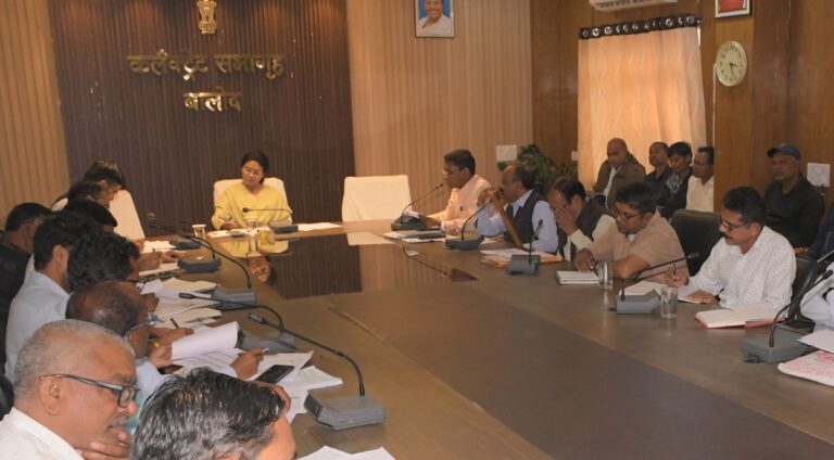 जिले में गन्ना क्षेत्र विस्तार हेतु सभी संबंधित अधिकारी-कर्मचारी समन्वित रूप से प्रयास करें: कलेक्टर मिश्रा…कृषक चैपाल के माध्यम से किसानों को ग्रीष्मकालीन धान के बदले गन्ना फसल लेेने करें प्रोत्साहित कलेक्टर ने ली जिले में गन्ना क्षेत्र के विस्तार हेतु बैठक