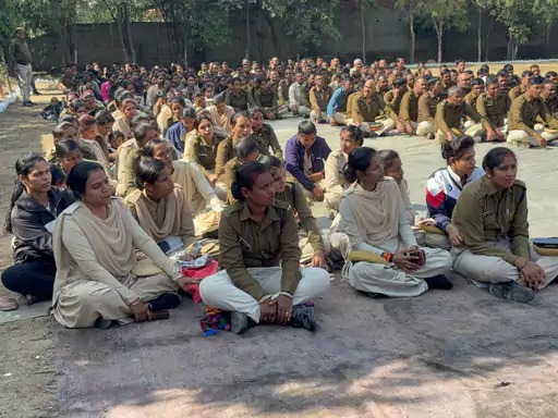 KORBA : कमांडेंट के खिलाफ नगर सैनिकों का खुला विरोध ,जांच में पहुंचे अफसर ने भी दोहराई अभद्र टिप्पणी ,पूछ डाला पांव भारी होने का क्या मतलब